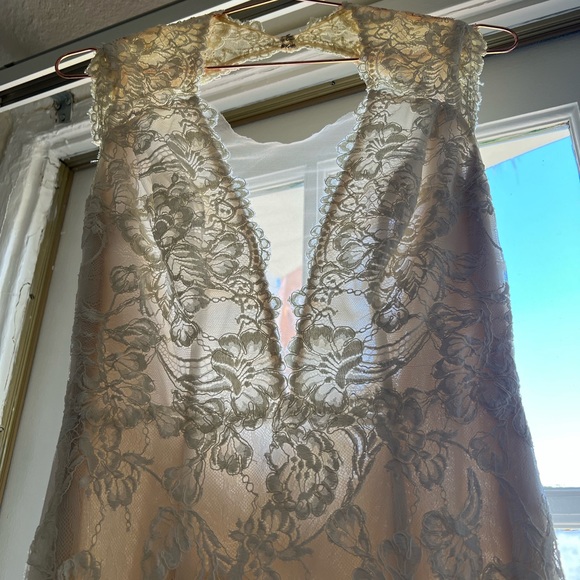 Floravere Wedding Sample Dress Designed in Los Angeles - Picture 9 of 16